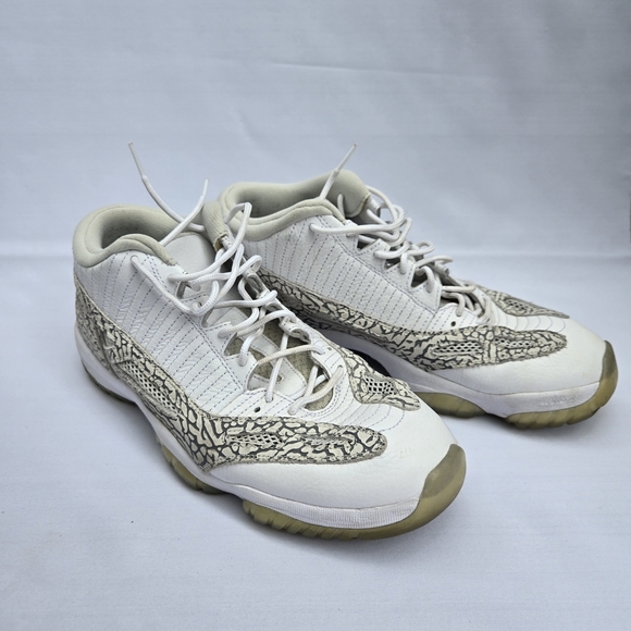 Jordan Men's White and Gray Sneakers - Picture 2 of 9